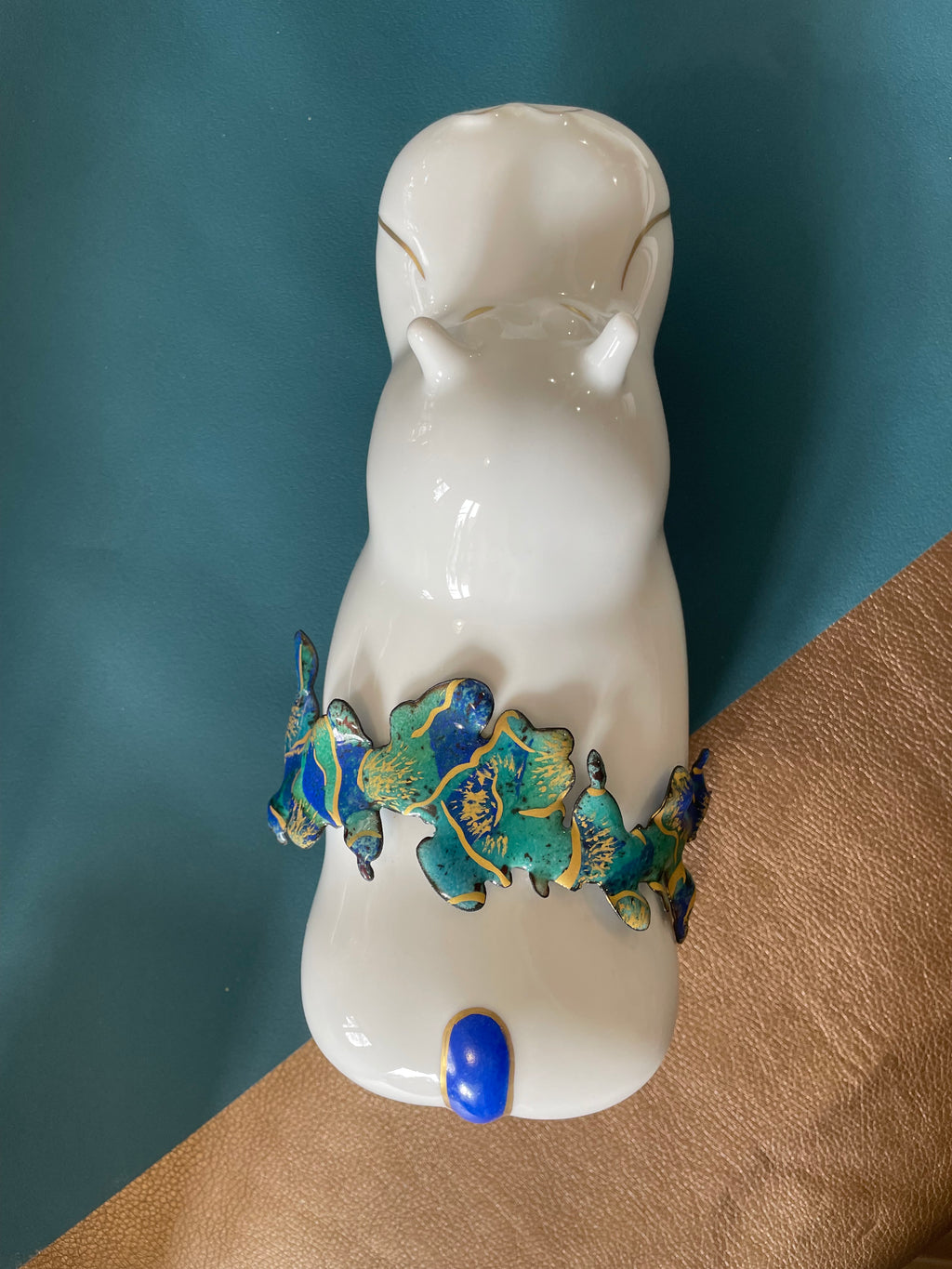 Hippopotame en porcelaine de limoges de la manufacture la seynie et structure en email les emaux arediens