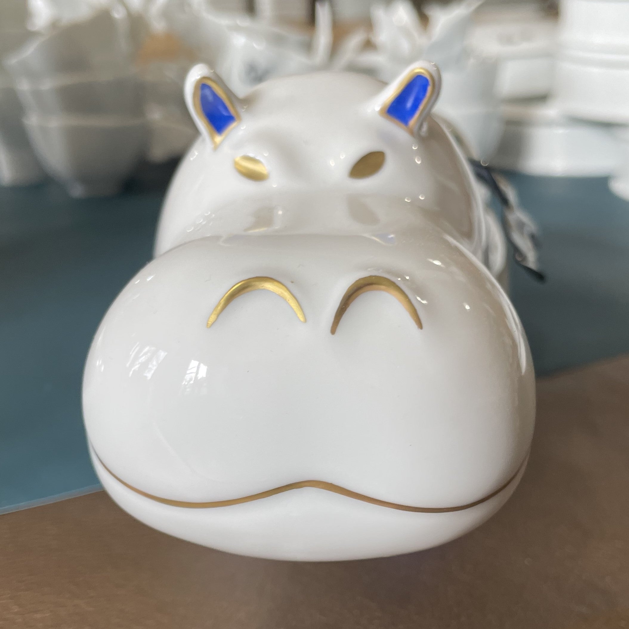 Hippopotame en porcelaine de limoges de la manufacture la seynie et structure en email les emaux arediens