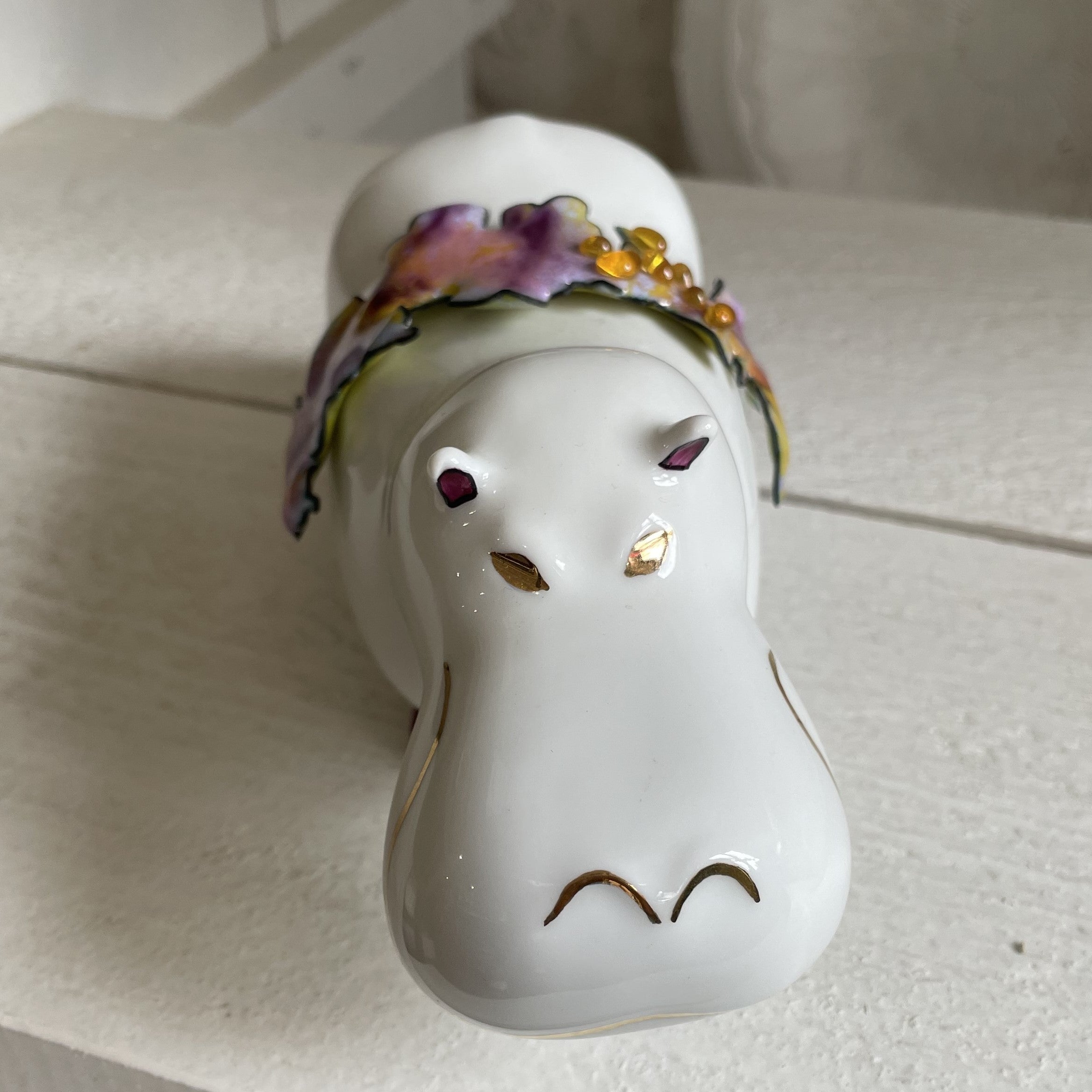 Hippopotame en porcelaine de limoges de la manufacture la seynie et structure en email les emaux arediens