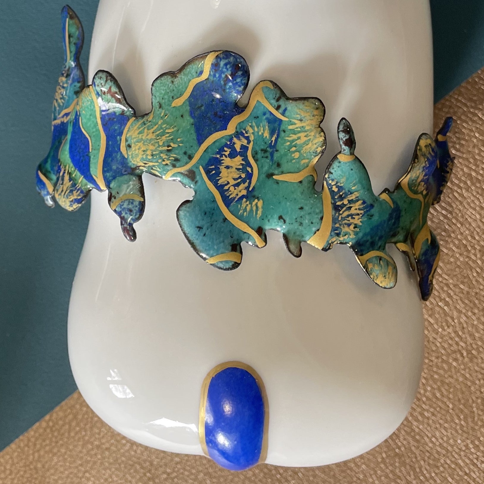 Hippopotame en porcelaine de limoges de la manufacture la seynie et structure en email les emaux arediens