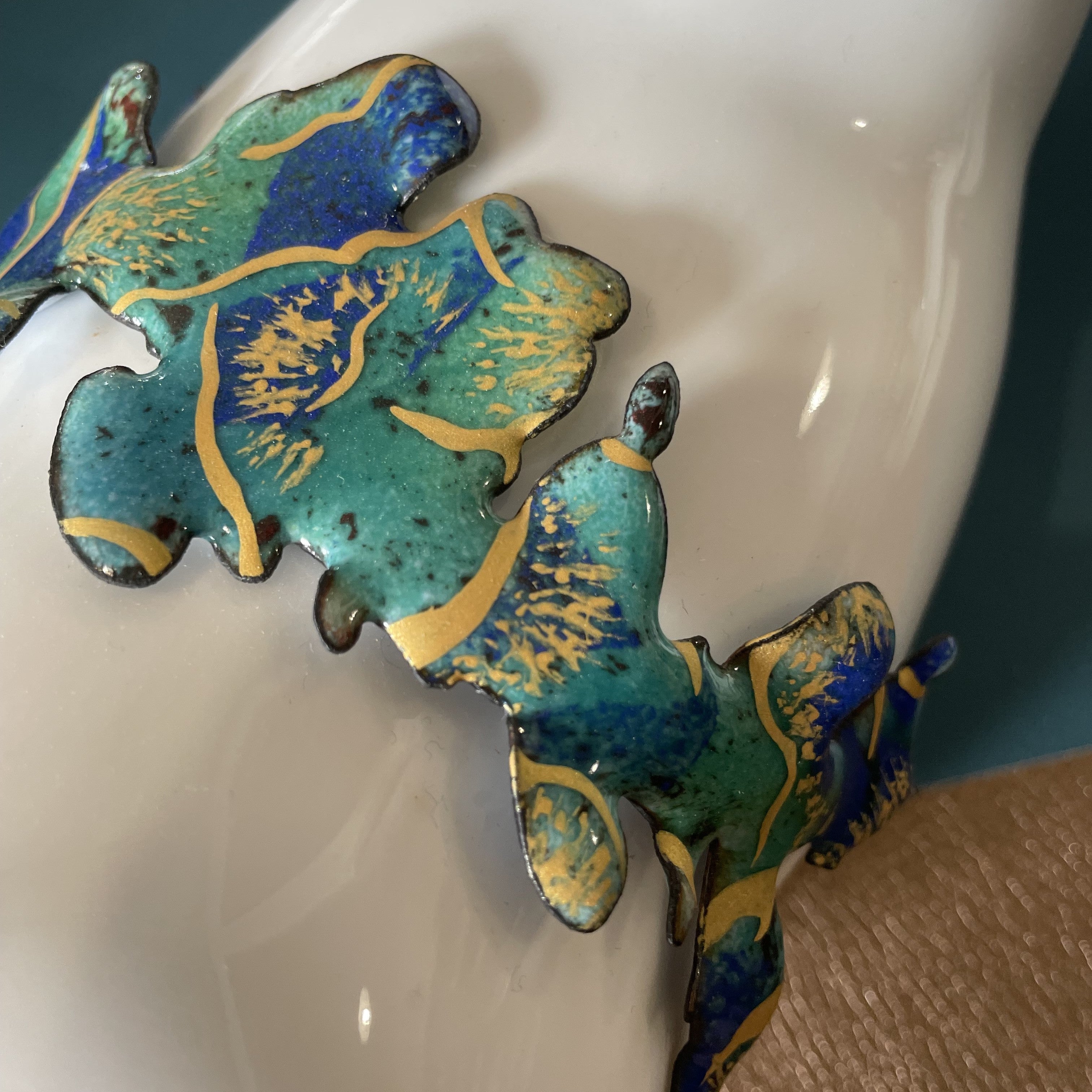 Hippopotame en porcelaine de limoges de la manufacture la seynie et structure en email les emaux arediens