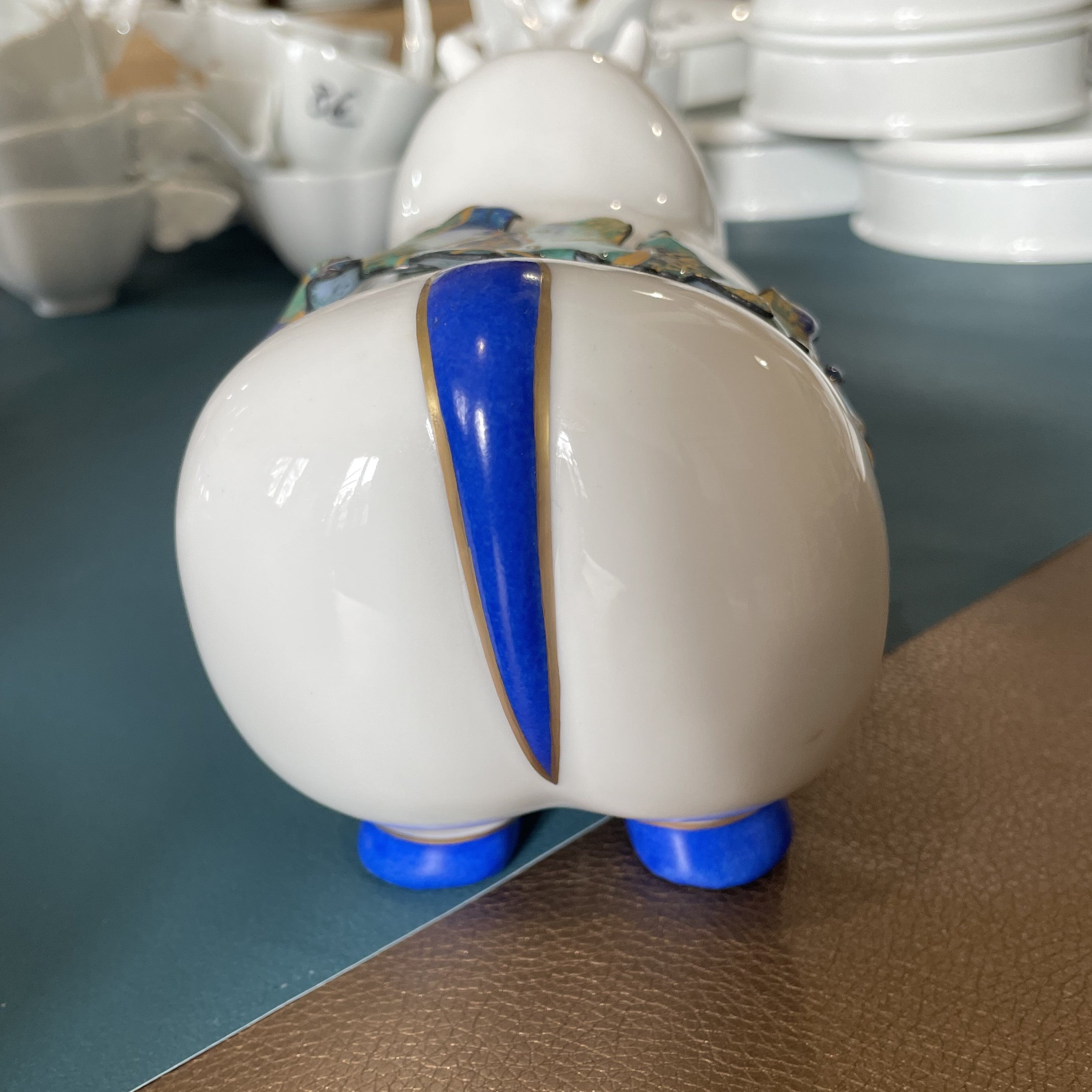 Hippopotame en porcelaine de limoges de la manufacture la seynie et structure en email les emaux arediens