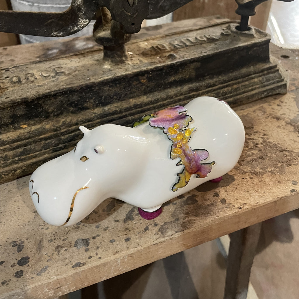 Hippopotame en porcelaine de limoges de la manufacture la seynie et structure en email les emaux arediens