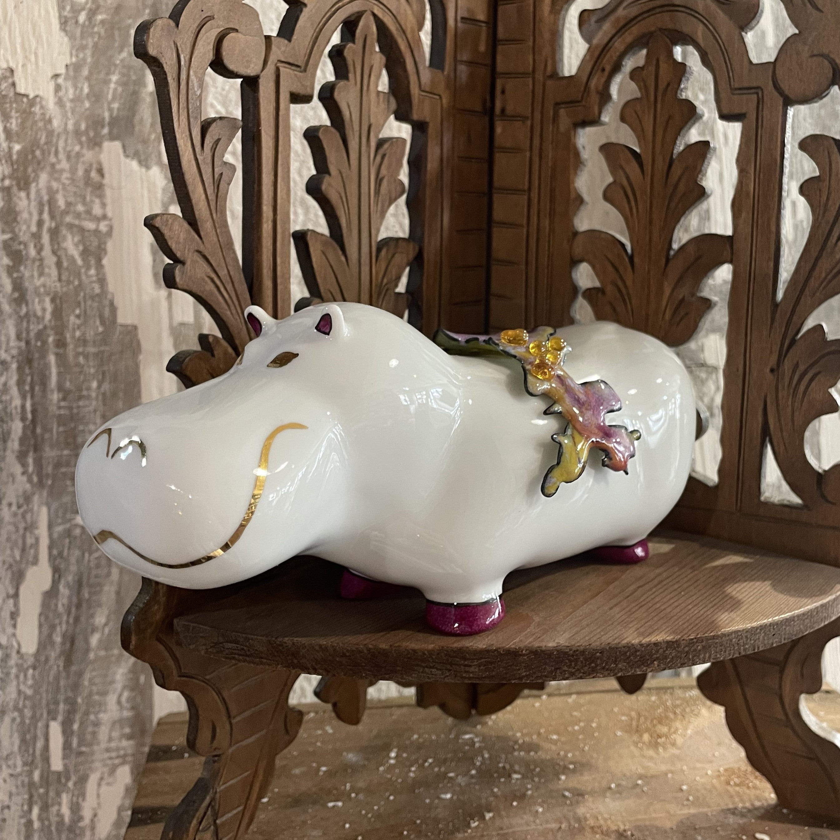 Hippopotame en porcelaine de limoges de la manufacture la seynie et structure en email les emaux arediens