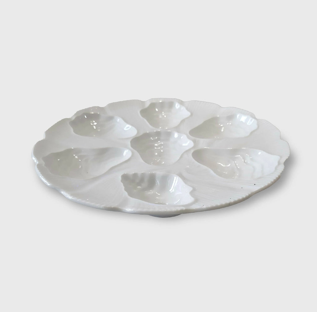 assiette a huitre en porcelaine de limoges manufacture la seynie avec le creux pour poser les huitres