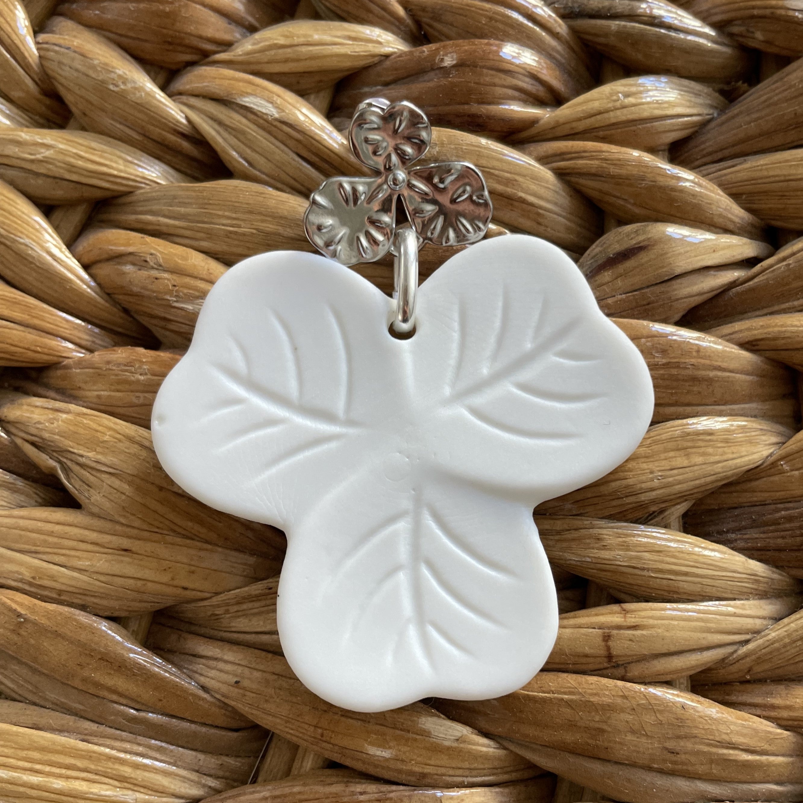 boucles d'oreilles en porcelaine de limoges. forme trefle non émaillé couleur est extra blance creation atelier tk