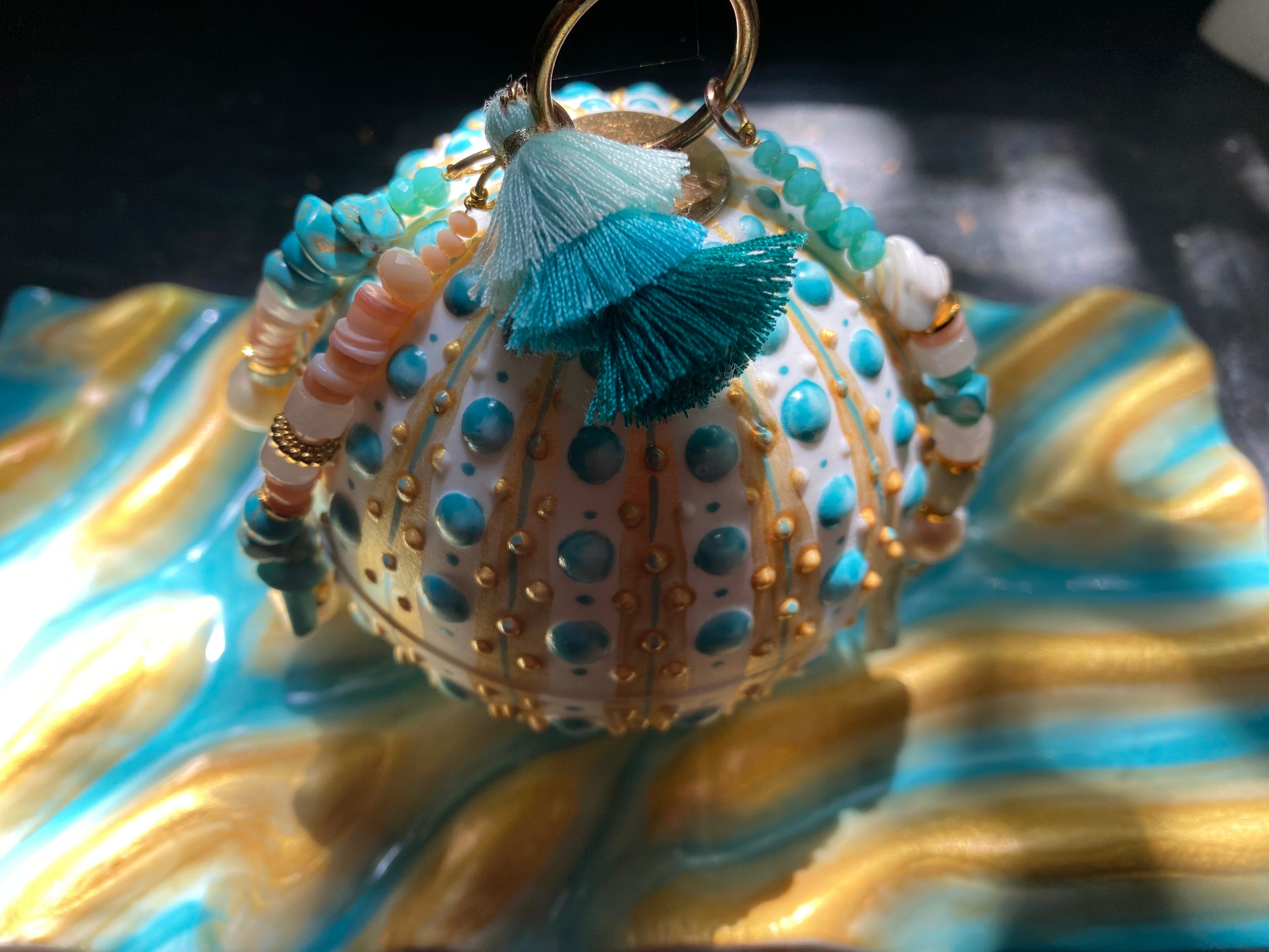 boite à secrets en porcelaine de limoges décorée à la main par garance création. couleur or turquoise et blanc