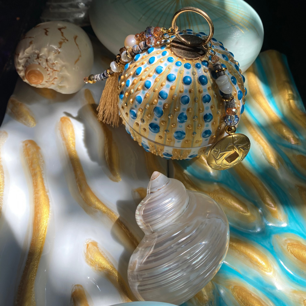 boite a secrets en porcelaine de limoges decoree a la main dans les tons de bleu et doré garance creations