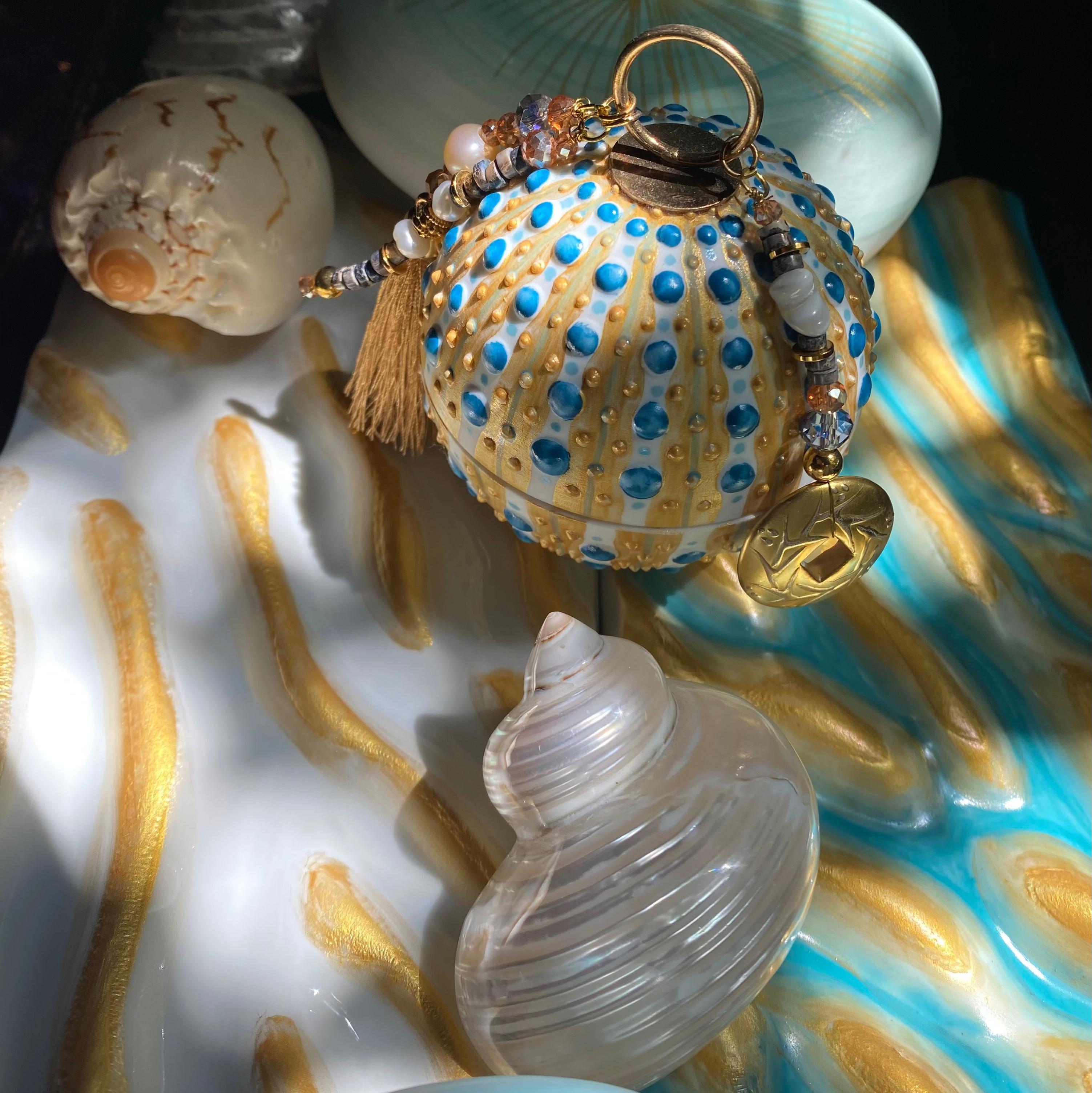 boite a secrets en porcelaine de limoges decoree a la main dans les tons de bleu et doré garance creations