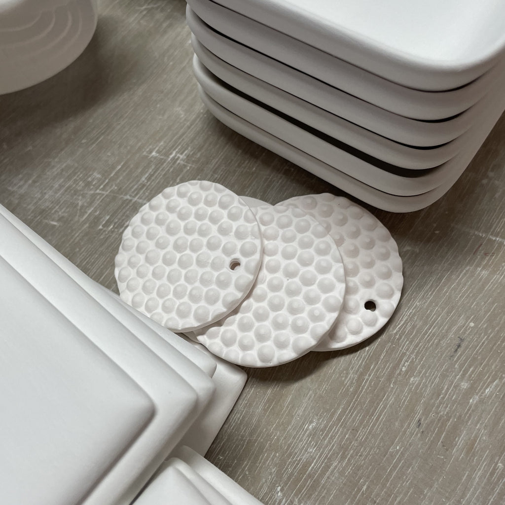 photo des boucles d'oreilles en fabrication dans les ateliers de porcelaine