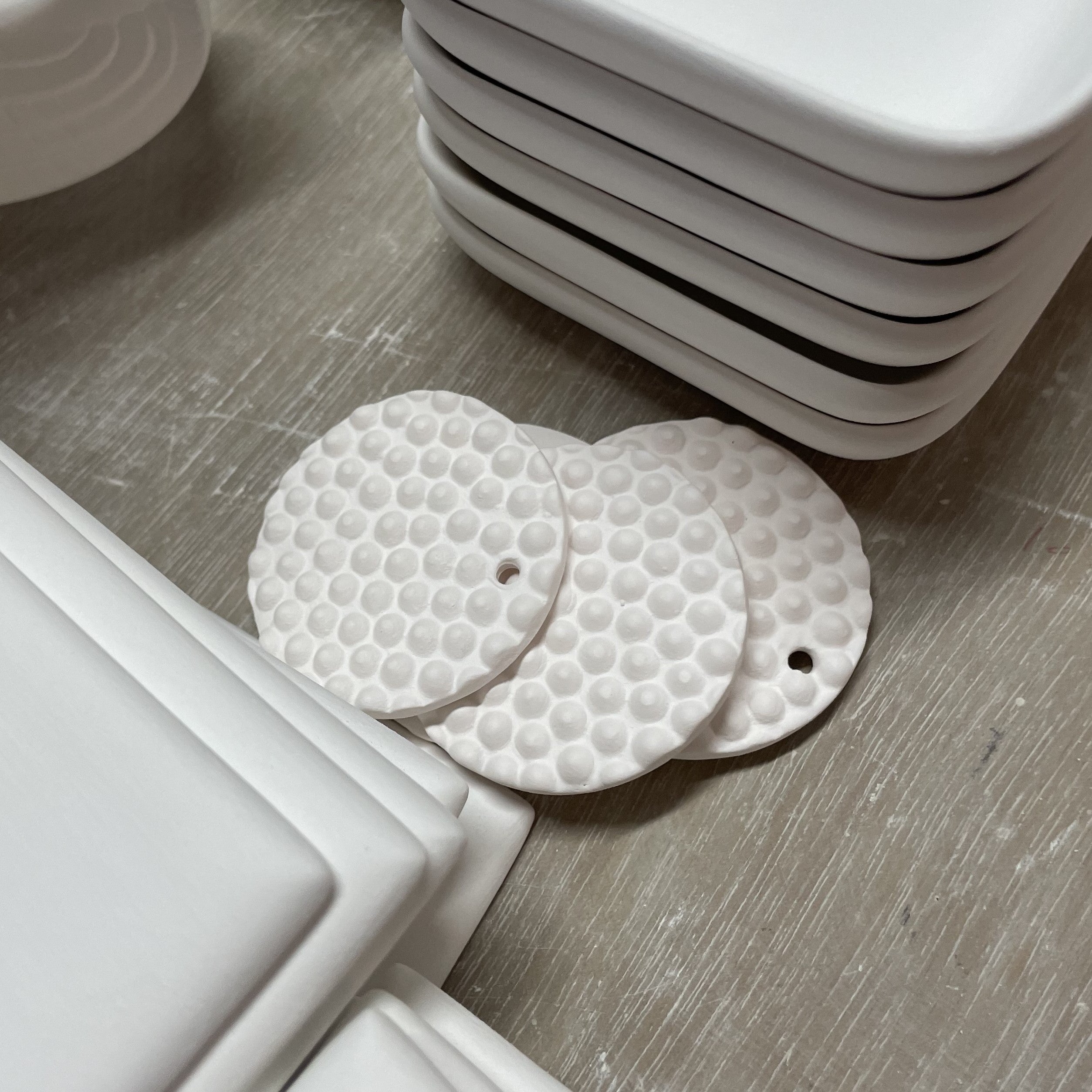 photo des boucles d'oreilles en fabrication dans les ateliers de porcelaine