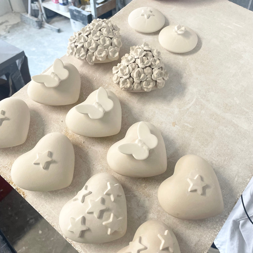 objet de décoration en forme de coeur symbole de l'amour. il y a en relief des petites fleurs qui on été posé à la main une par une au colage. création artisanale