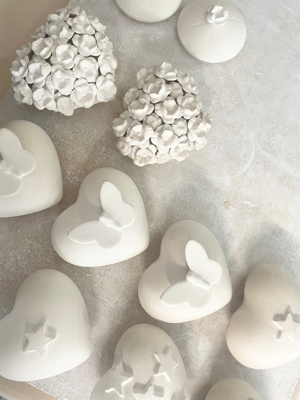 objet de décoration en forme de coeur symbole de l'amour. il y a en relief des petites fleurs qui on été posé à la main une par une au colage. création artisanale