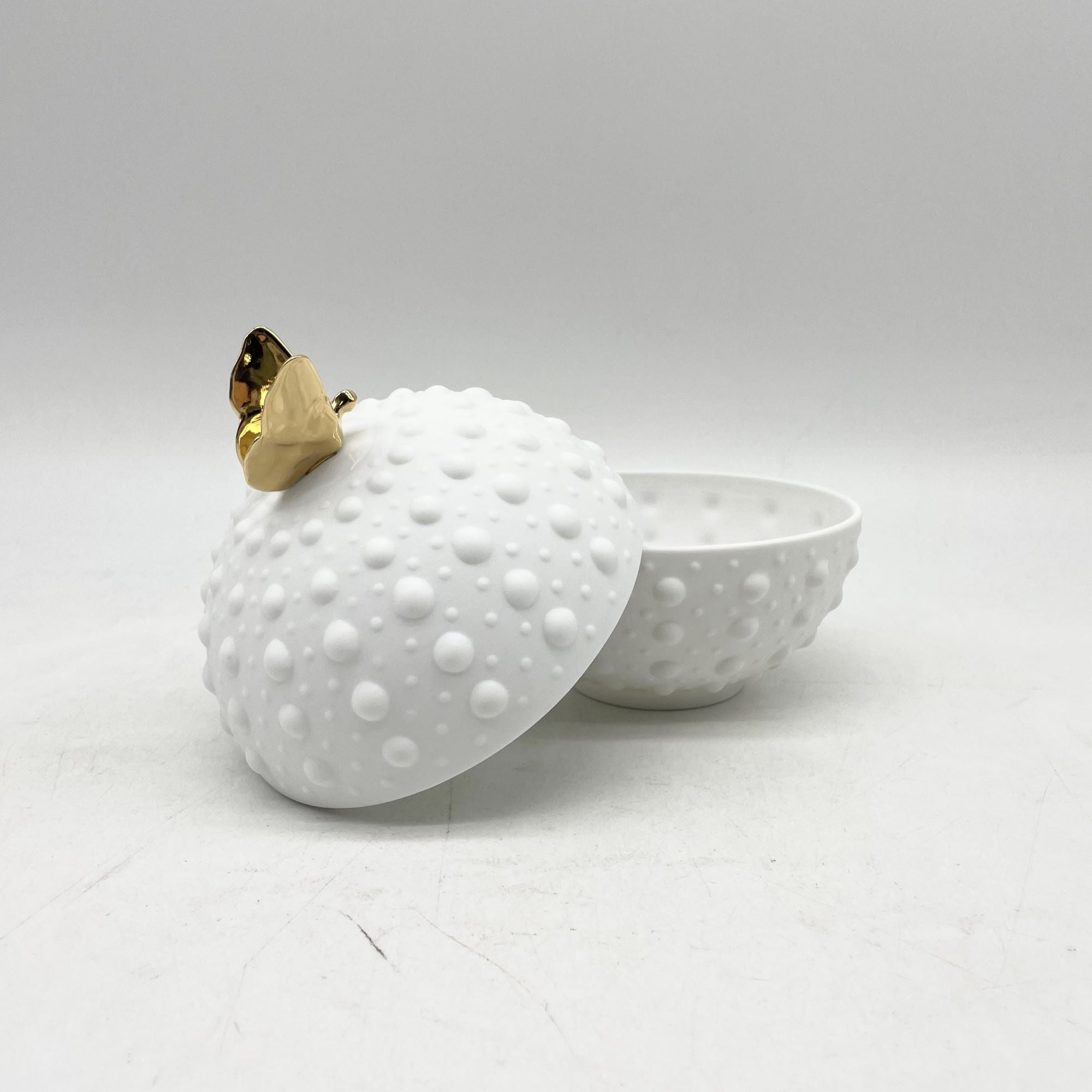 Boîte Boule picots avec papillon en or (grand modèle) - Porcelaine de Limoges