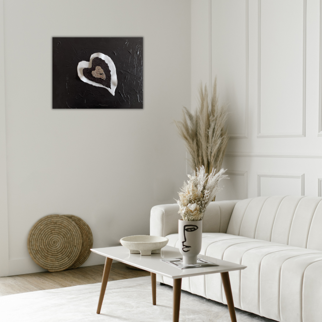 tableau acrylique et éléments en porcelaine. toile représente le coeur de vho . les couleurs sont noir, blanc et platine format paysage dimensions : 50x40