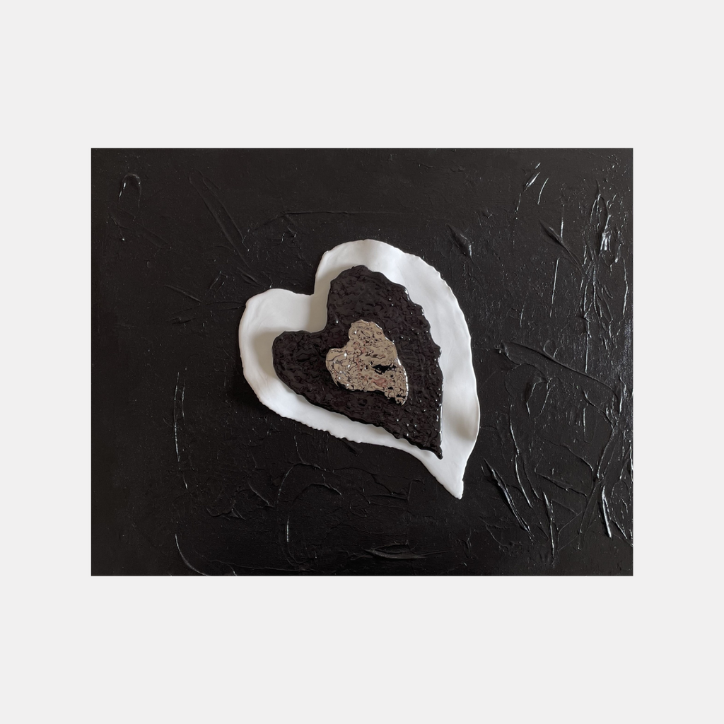 tableau acrylique et éléments en porcelaine. toile représente le coeur de vho . les couleurs sont noir, blanc et platine format paysage dimensions : 50x40