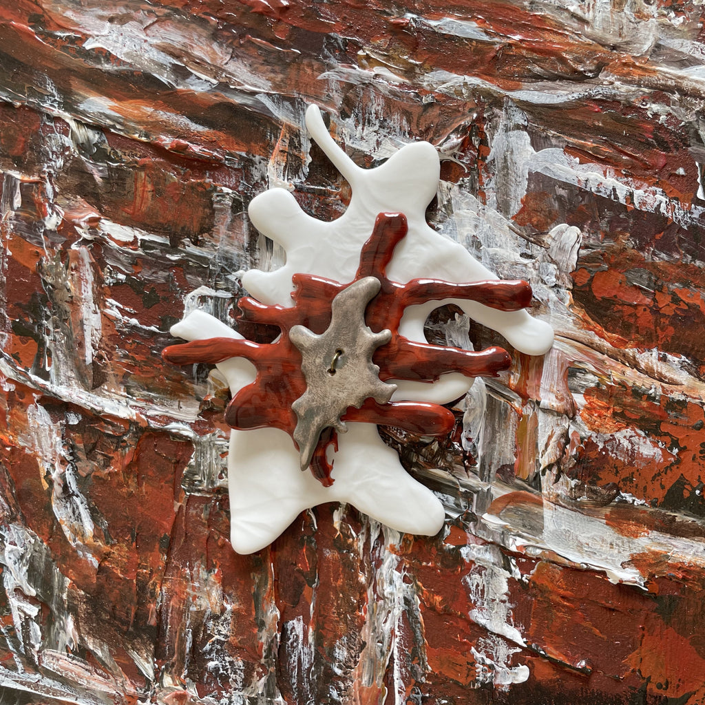 oeuvre tableau acrylique et porcelaine représente l'embouchure de l'oued. couleurs noir marron et blanc format paysage 41x27