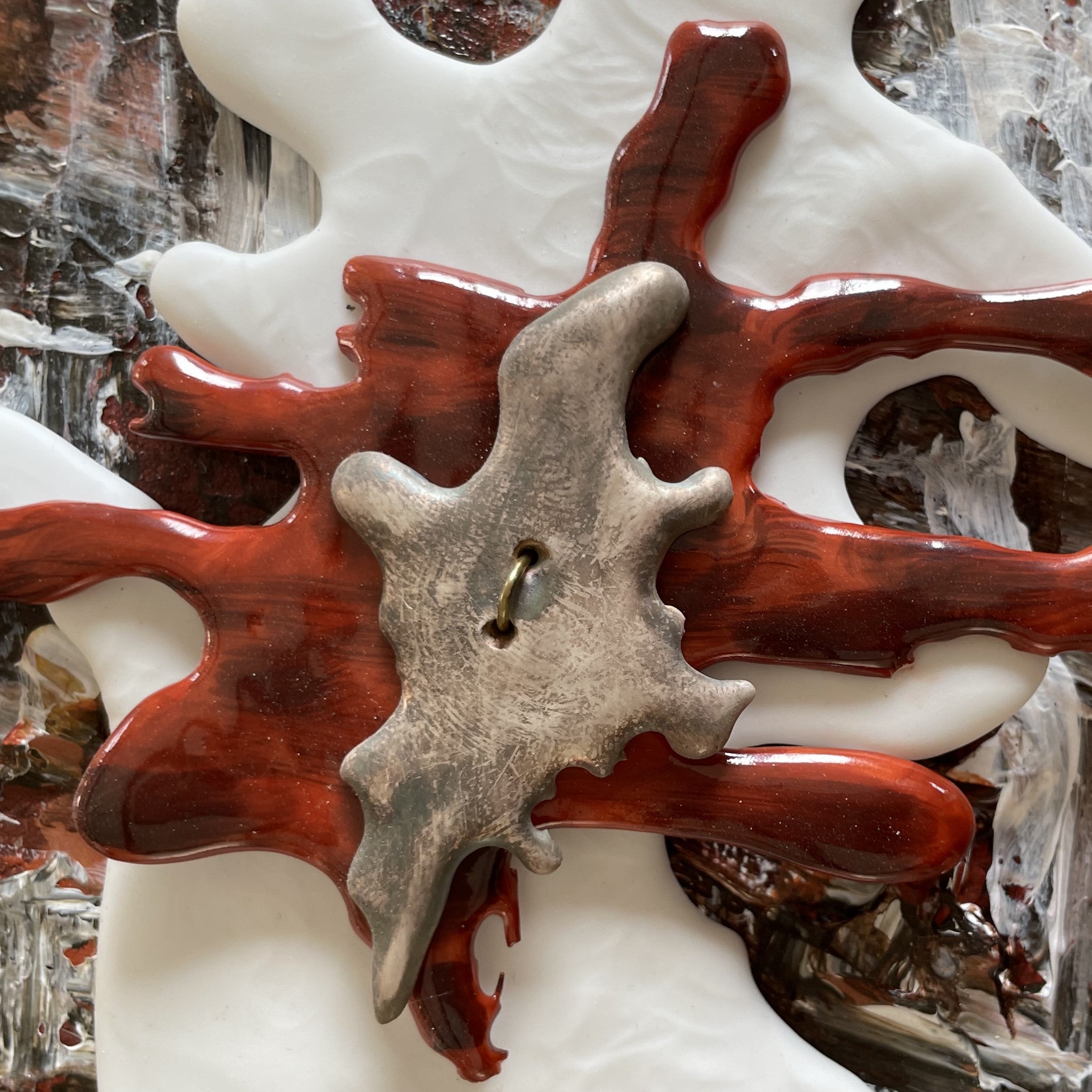 oeuvre tableau acrylique et porcelaine représente l'embouchure de l'oued. couleurs noir marron et blanc format paysage 41x27. Décor de la porcelaine peint main