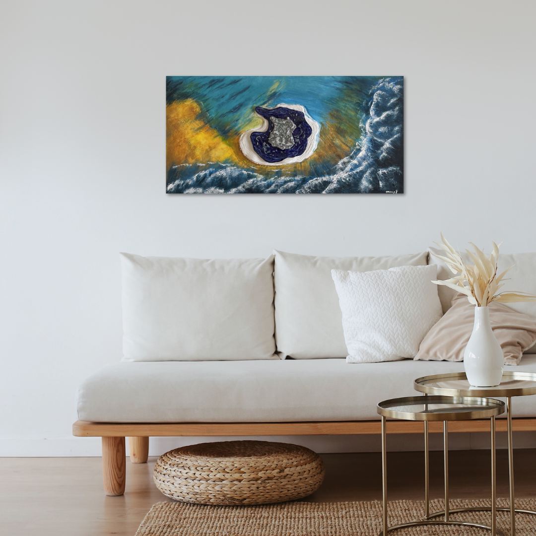 tableau acrylique et éléments en porcelaine. toile représente l'ilot de nuami. les couleurs sont jaune, bleu style bleu de four, dégradé de bleus et blanc. format paysage dimensions : 80x40