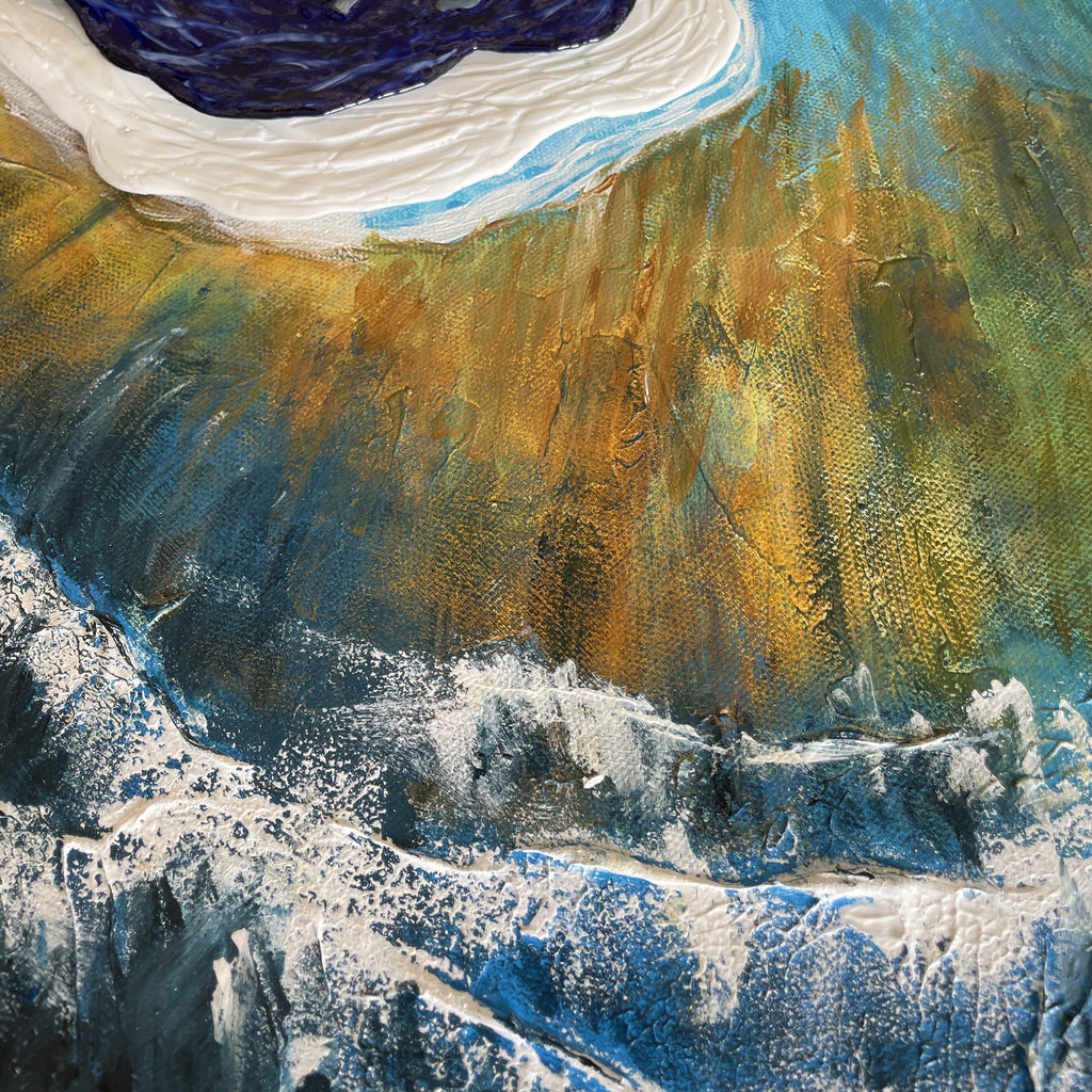 tableau acrylique et éléments en porcelaine. toile représente l'ilot de nuami. les couleurs sont jaune, bleu style bleu de four, dégradé de bleus et blanc. format paysage dimensions : 80x40