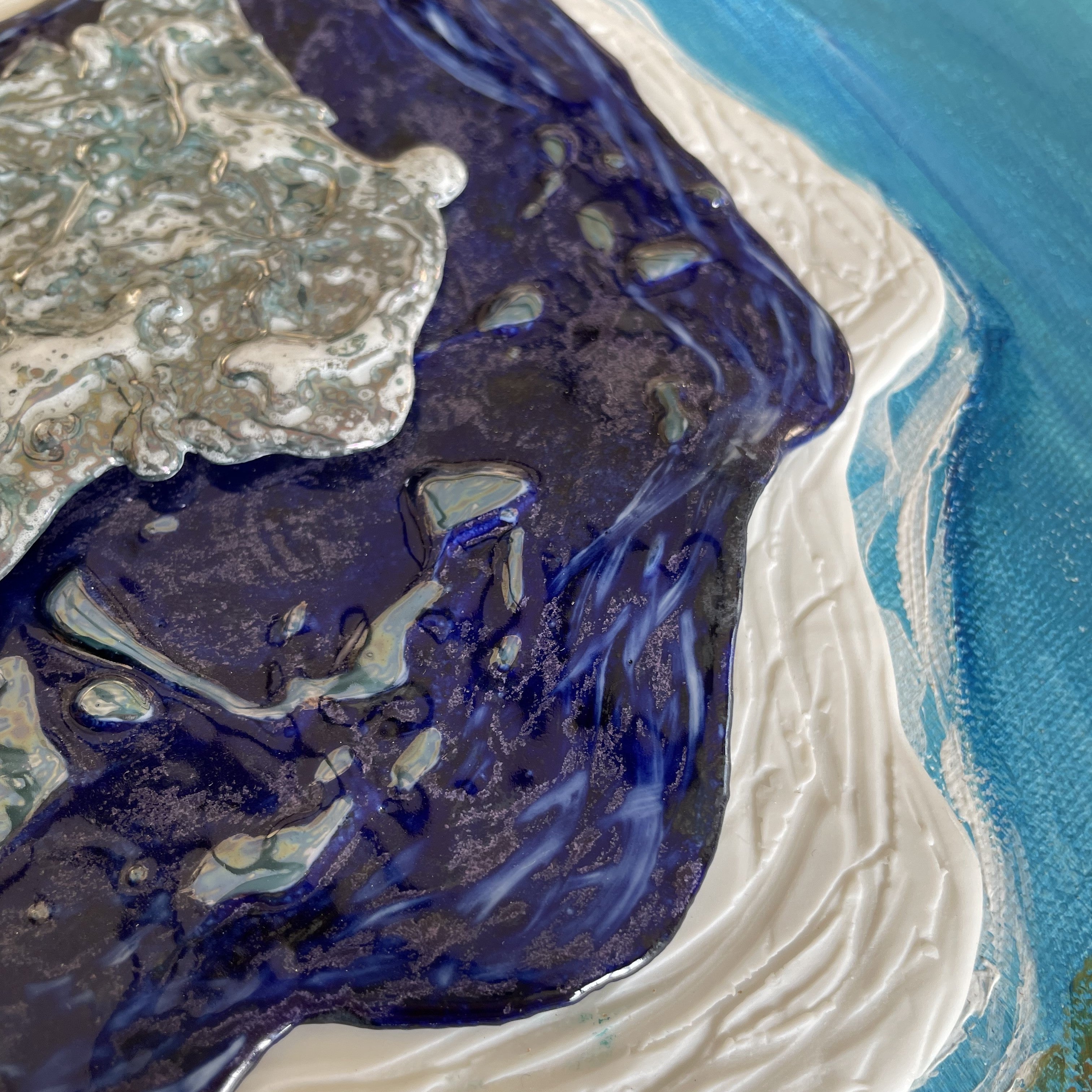 tableau acrylique et éléments en porcelaine. toile représente l'ilot de nuami. les couleurs sont jaune, bleu style bleu de four, dégradé de bleus et blanc. format paysage dimensions : 80x40