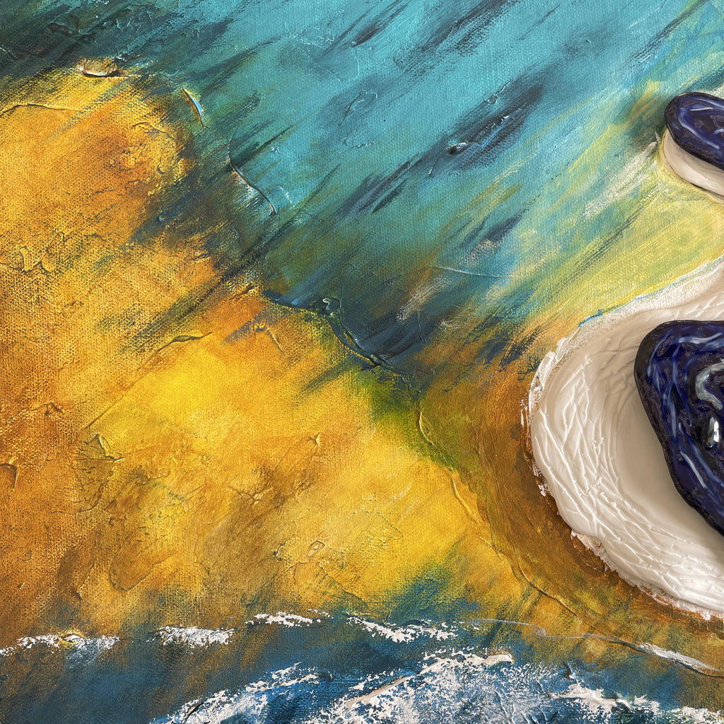 tableau acrylique et éléments en porcelaine. toile représente l'ilot de nuami. les couleurs sont jaune, bleu style bleu de four, dégradé de bleus et blanc. format paysage dimensions : 80x40