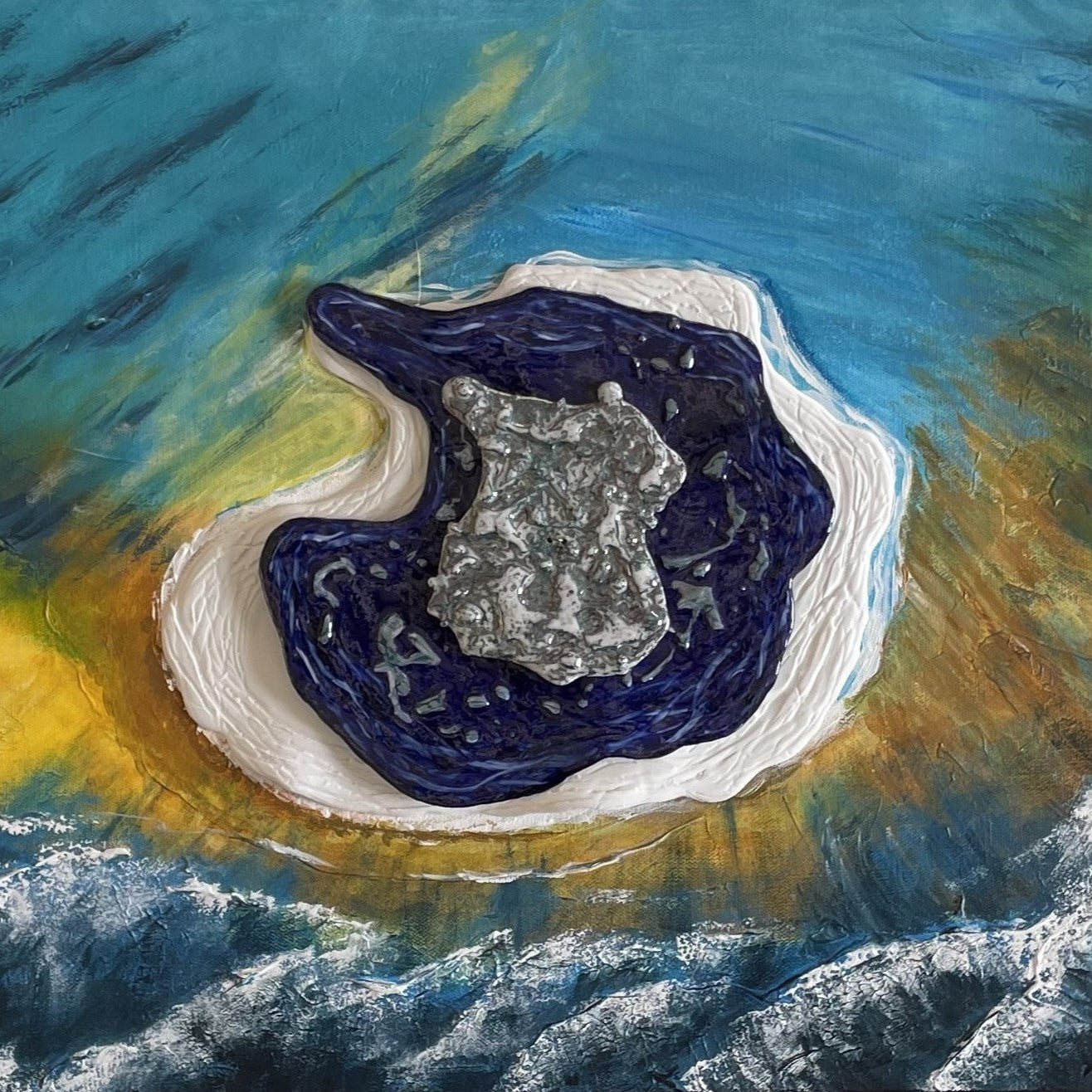 tableau acrylique et éléments en porcelaine. toile représente l'ilot de nuami. les couleurs sont jaune, bleu style bleu de four, dégradé de bleus et blanc. format paysage dimensions : 80x40