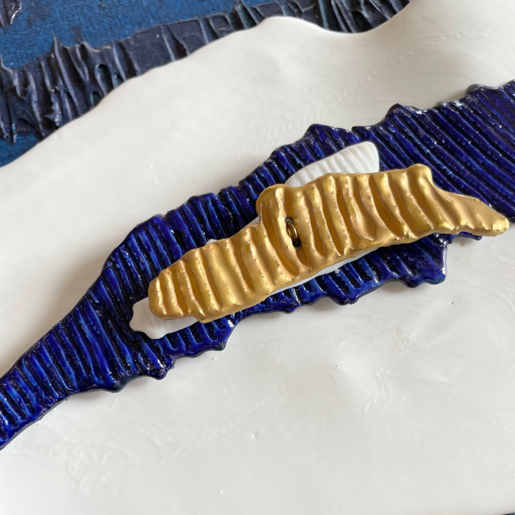 oeuvre sur toile avec element en porcelaine represente Mer d'Ariaké zoom sur la porcelaine et le decor en or