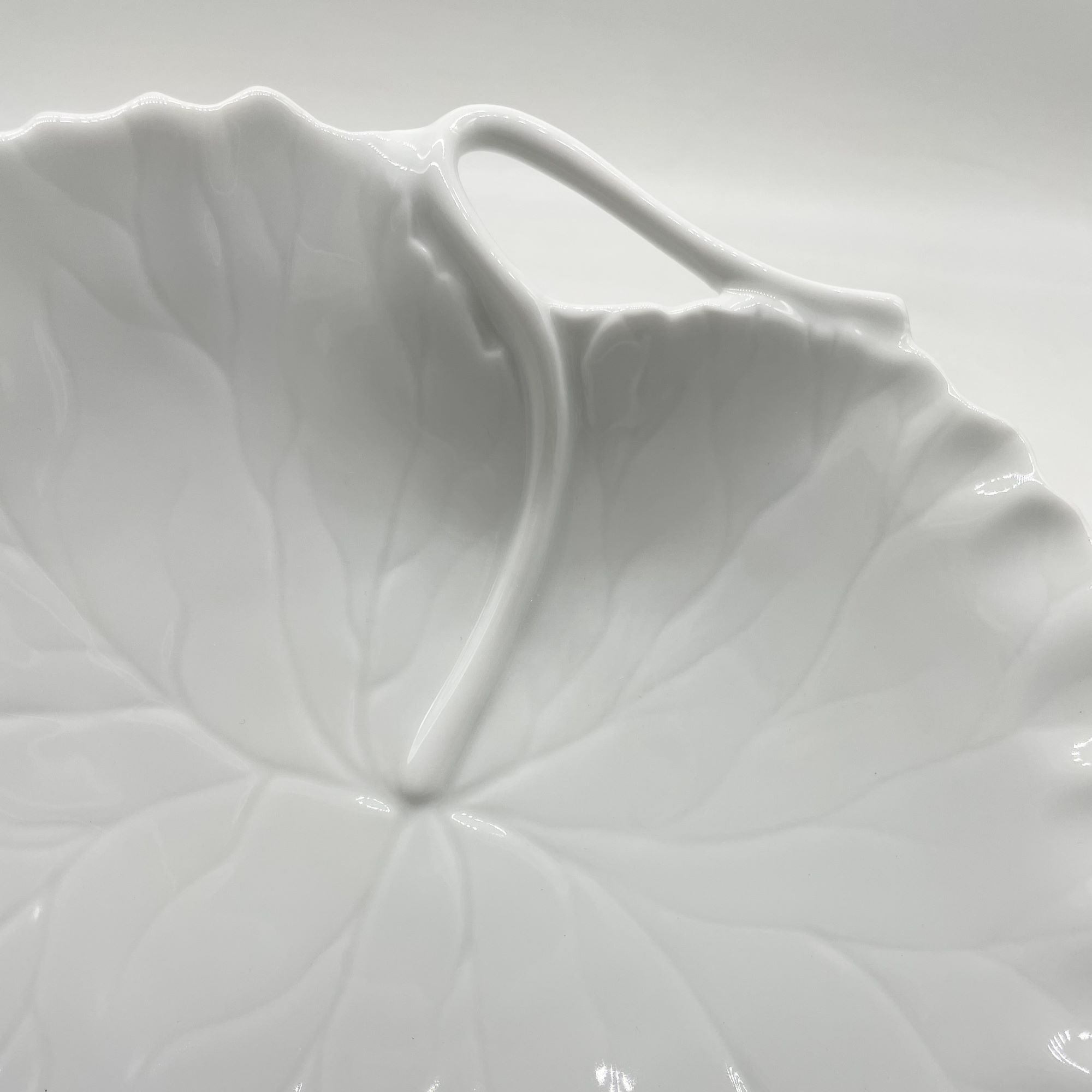 Feuille de géranium - petit plat, vide poche ou assiette - Porcelaine de Limoges