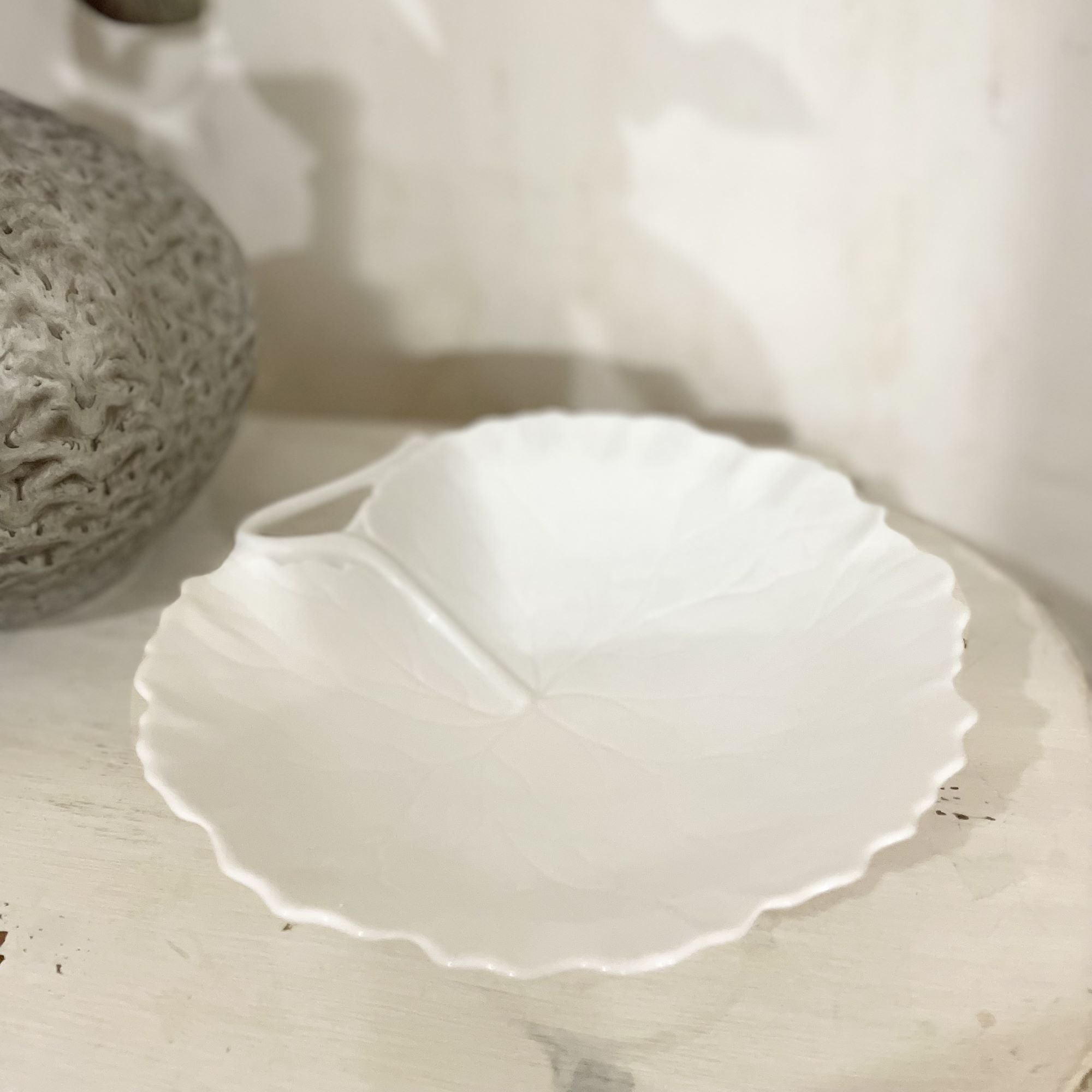 Feuille de géranium - petit plat, vide poche ou assiette - Porcelaine de Limoges