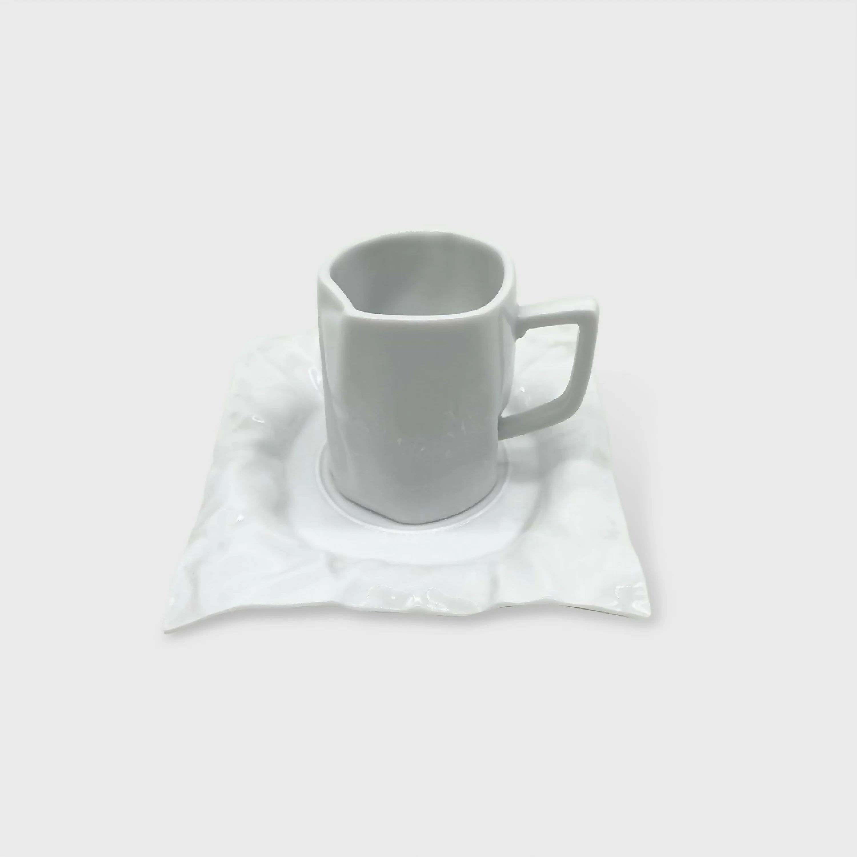 tasse café collection folie en porcelaine de Limoges manufature la Seynie avec un papillon sur le dessus