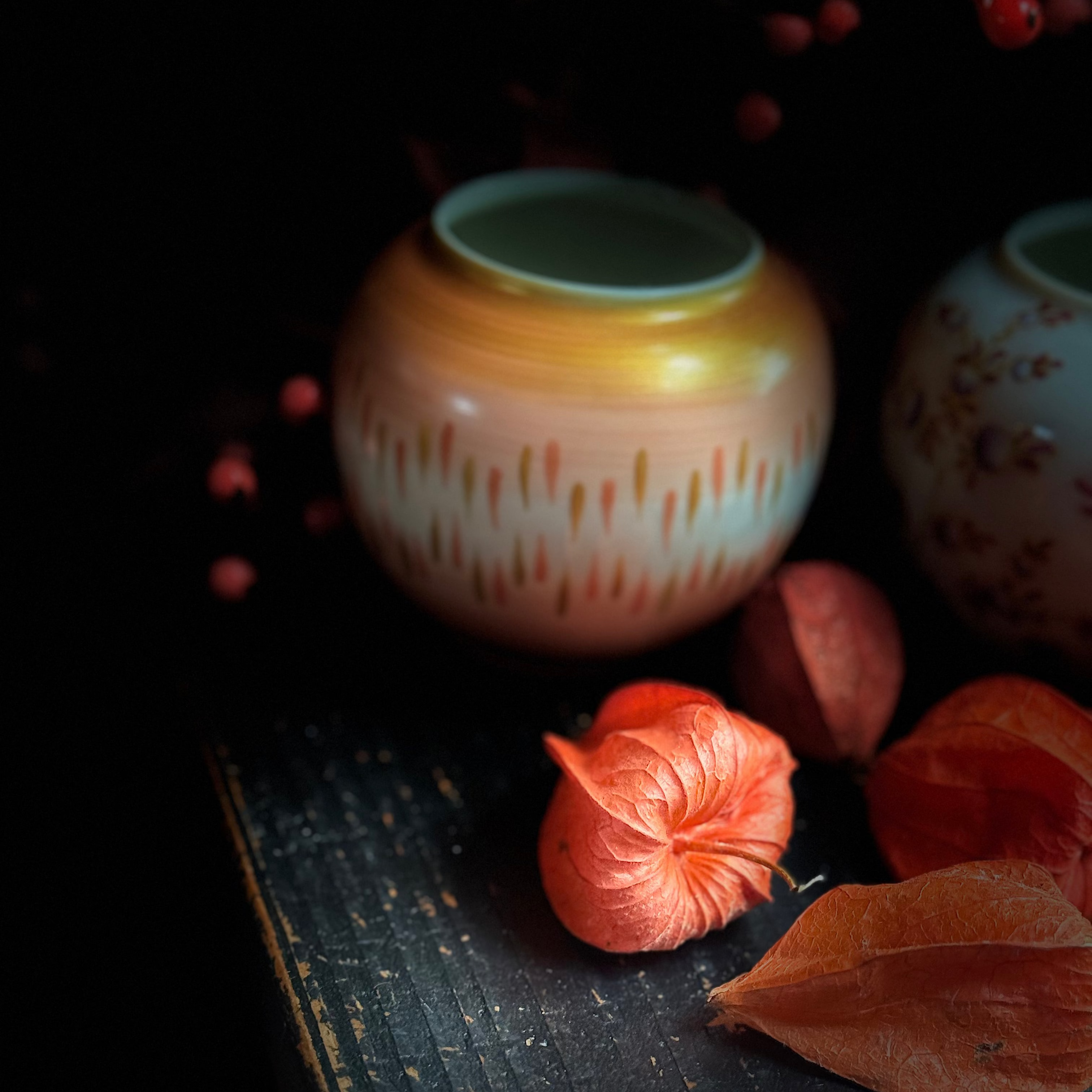 vase en porcelaine de limoges forme boule décoré à la main dans les tons de orange et doré