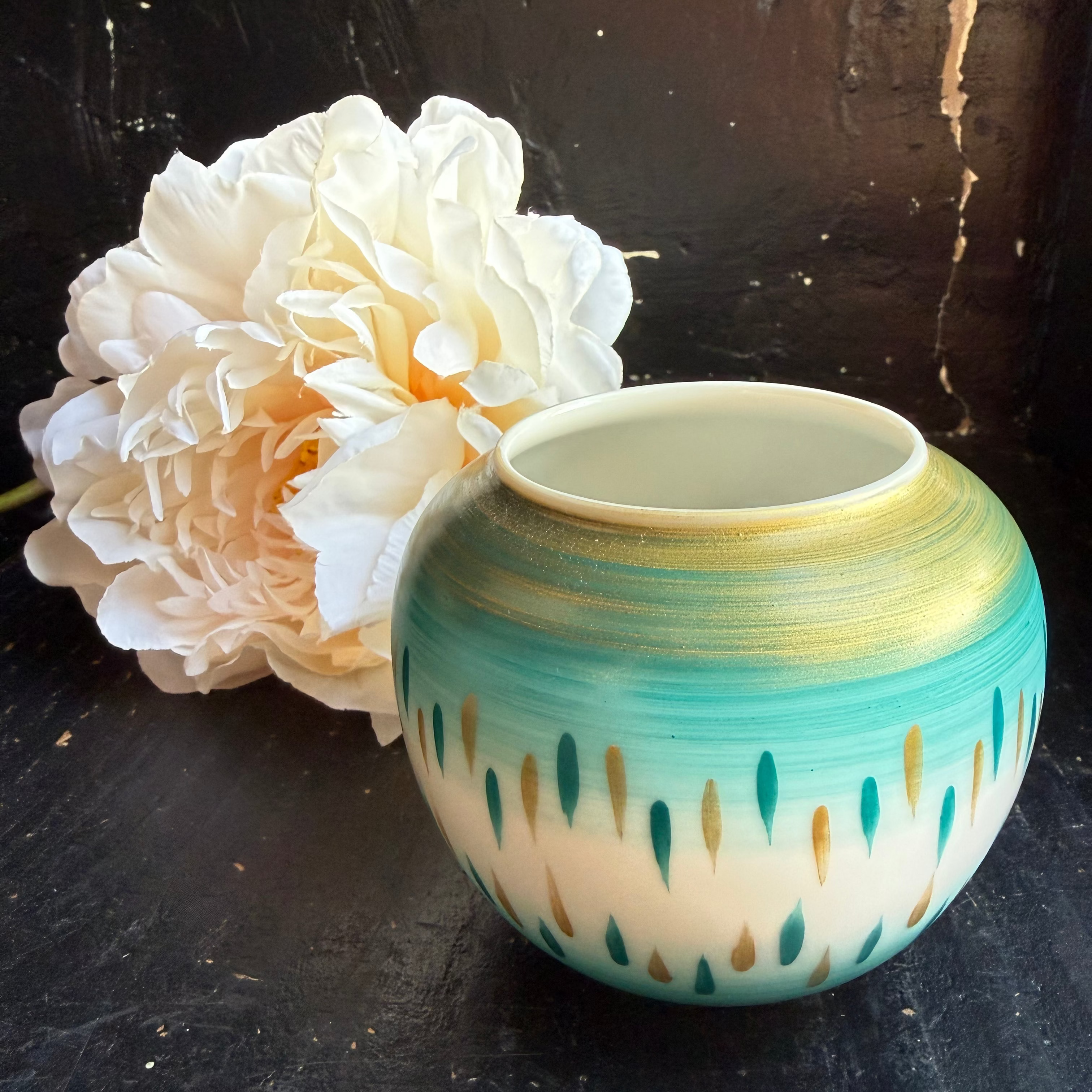 vase en porcelaine de limoges forme boule décoré à la main dans les tons de bleu et doré